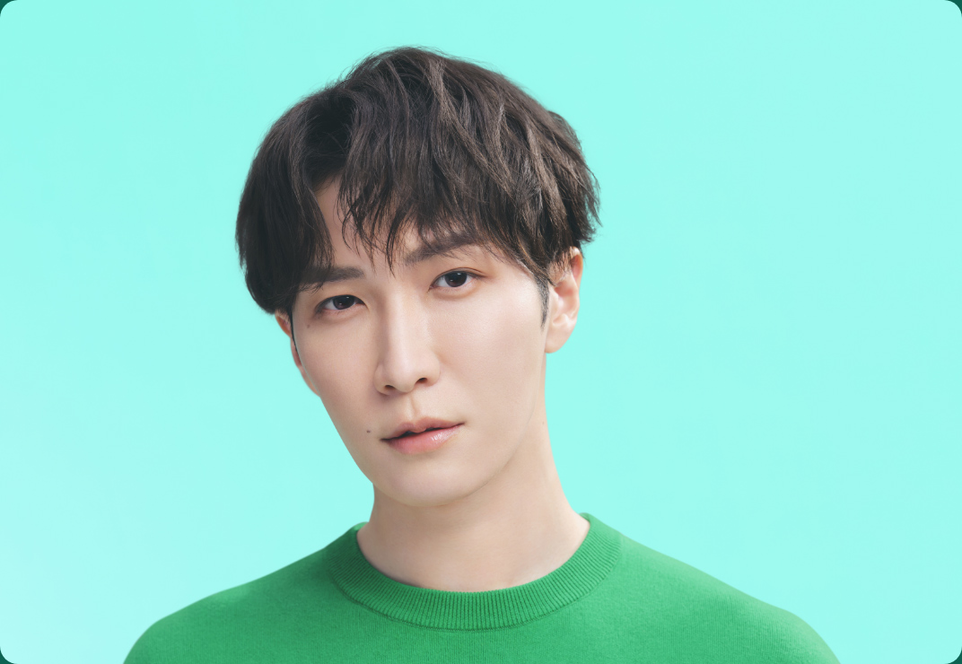 渡辺翔太 1992年11月5日生まれ 血液型B型 9人組男性アイドルグループ「Snow Man」のメンバー。最新アルバム「THE BEST 2020 – 2025」では、初日にミリオンを達成し、1位を獲得。個人では、バラエティ番組やドラマに多数出演し俳優としても活躍。美意識が高く、美容男子としても注目されている。